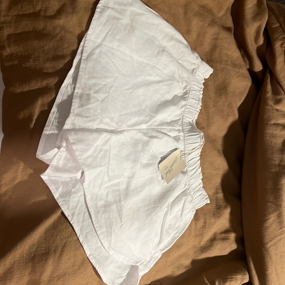 White shorts *NWT*